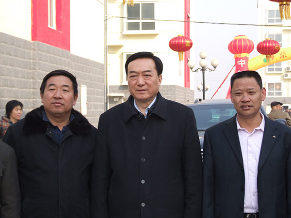 原河北省省长陈天下到利记线缆集团视察，，，，，，并与黄儿营西村党委书记宁小五、利记线缆集团董事长雷国玺合影留念。。。。。。